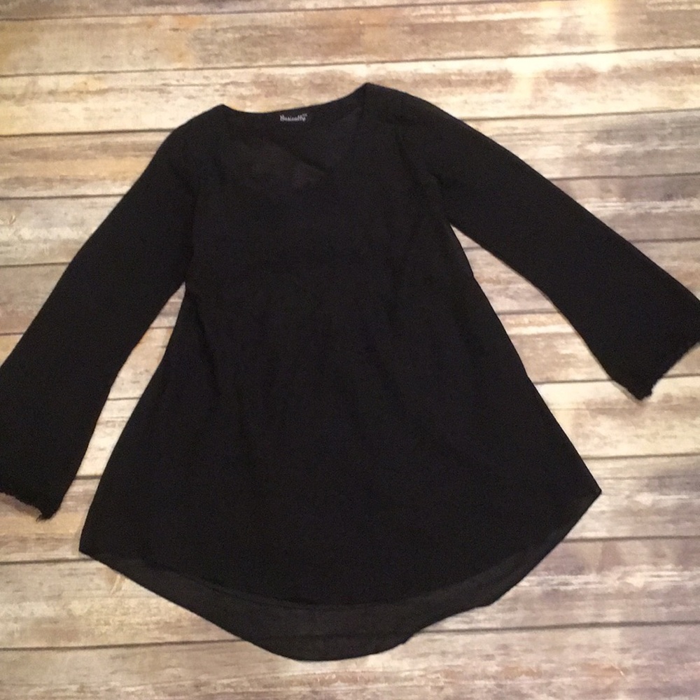 Black dress with sheer sleeves and open back 😍